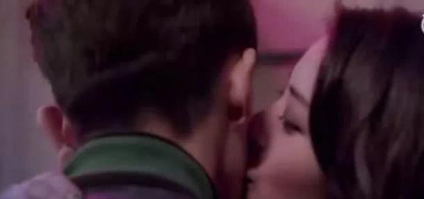 网红的亲吻,甜蜜瞬间引发全网热议